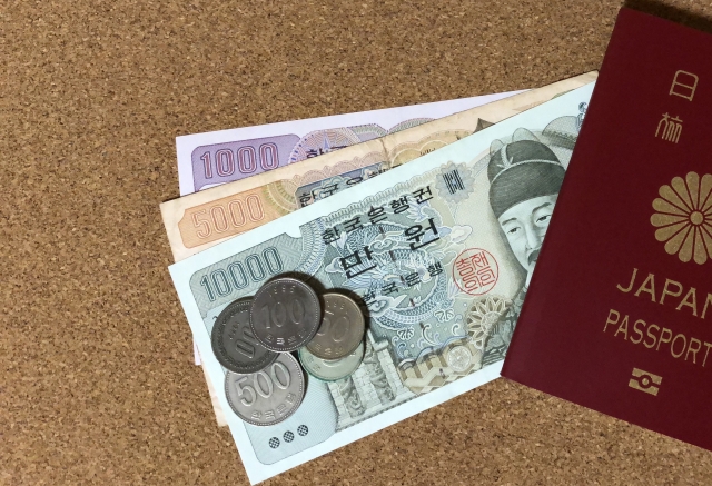 【イメージ画像】パスポートと韓国通貨